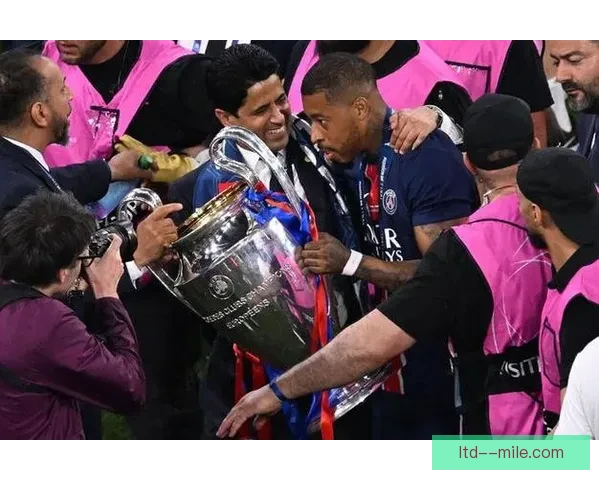 巴黎圣日耳曼再度捧起法甲冠军奖杯实现三连冠梦想