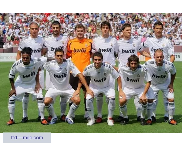 皇马发布2024-25赛季全家福拍摄花絮球员们展现温馨团结一刻